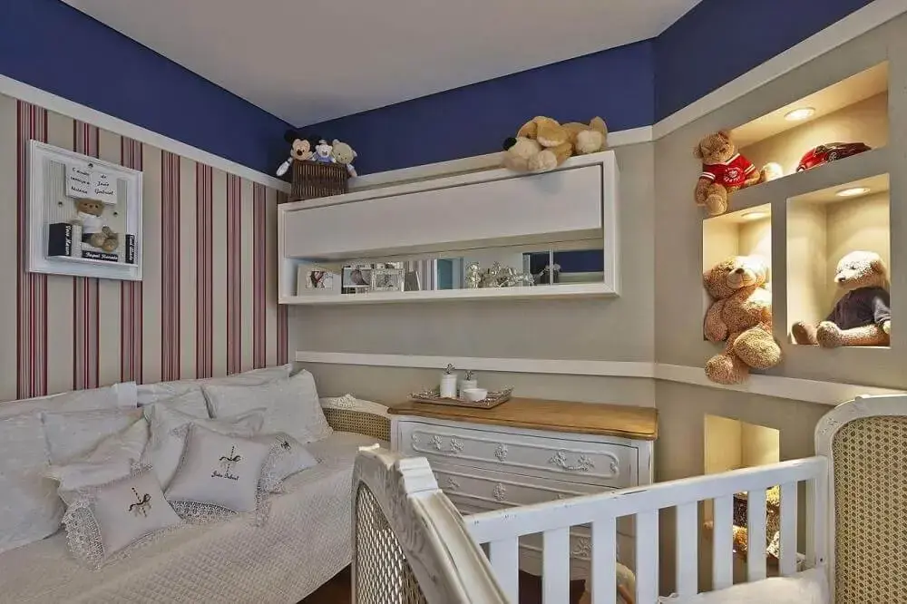 decoração com papel de parede para quarto de bebê masculino com cores de azul e vermelho