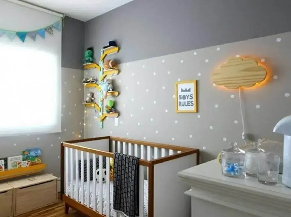 decoração com papel de parede para quarto infantil em tons de cinza e com estampa de bolinhas brancas