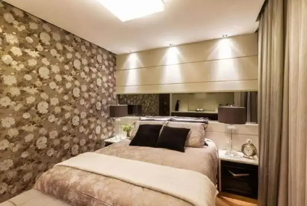decoração com tons neutros para quarto de casal com papel de parede floral