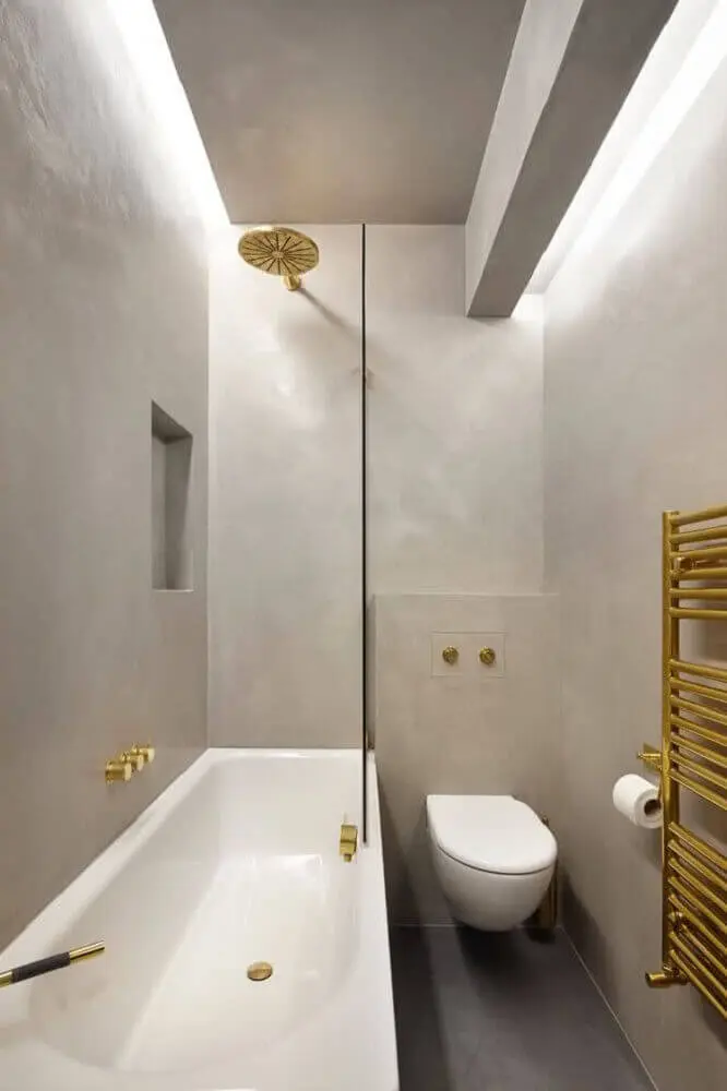 decoração de banheiro pequeno com detalhes dourados