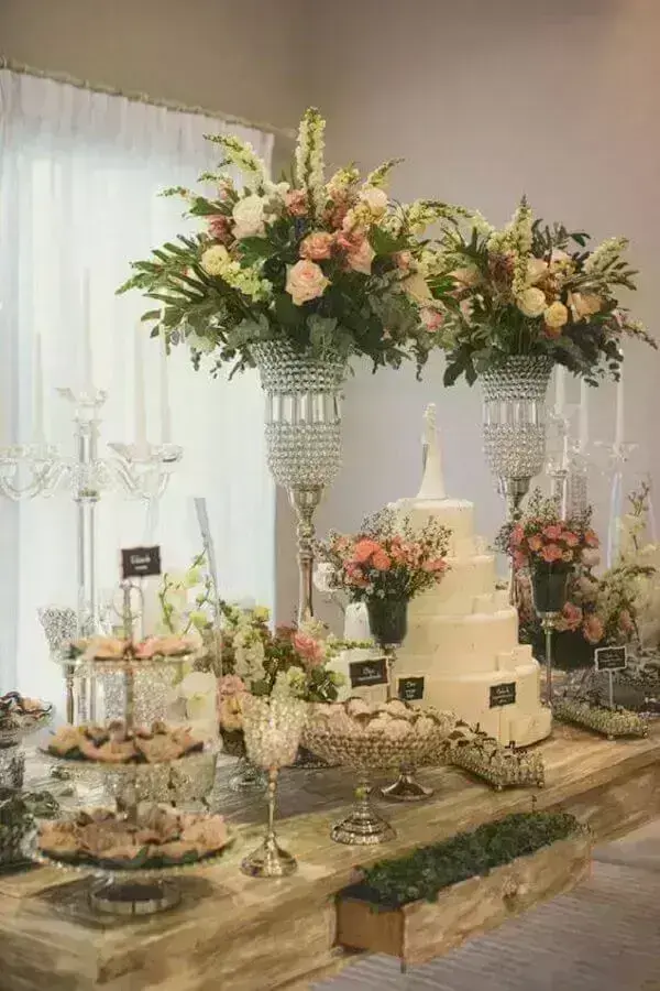 decoração da mesa do bolo de casamento