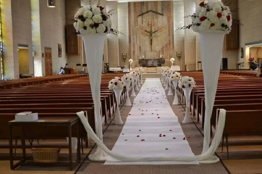 decoração de casamento na igreja com rosas brancas e vermelhas