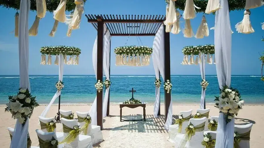 decoração de casamento na praia com flores brancas