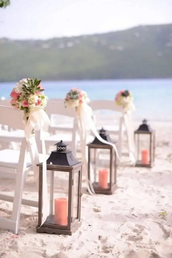 decoração de cerimônia para casamento na praia com luminárias