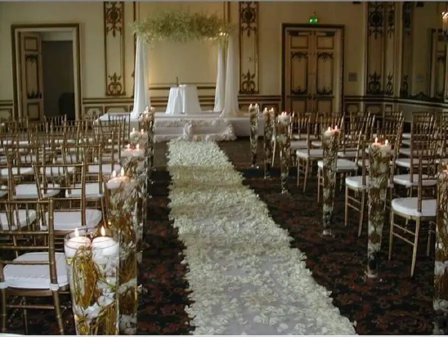 Decoração de igreja para casamento com velas e pétalas de rosas