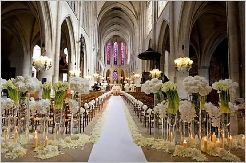 decoração de igreja para casamento em tons de branco