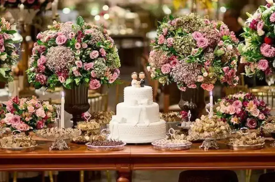 decoração de mesa de casamento clássica com flores