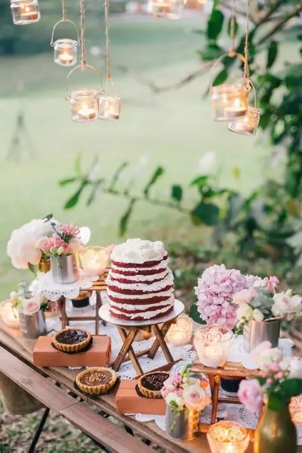 decoração de mesa de casamento com bolo red velvet e luminárias suspensas