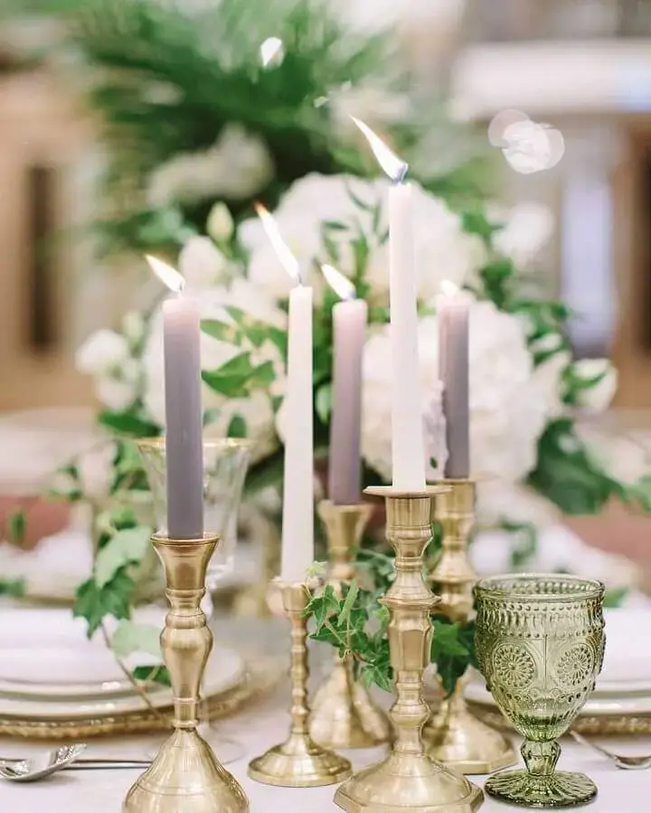 decoração de mesa de casamento com velas e castiçais