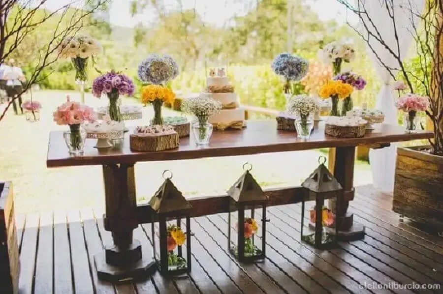 decoração de mesa de casamento simples com flores coloridas