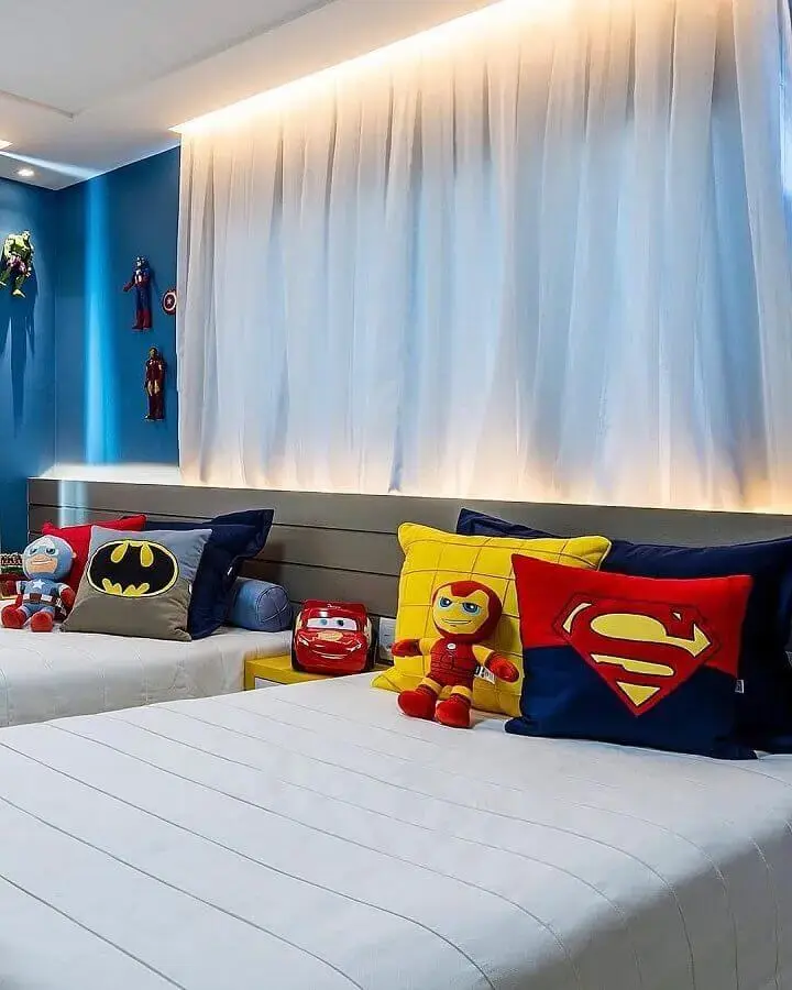 decoração de quarto infantil masculino com almofadas de super heróis Foto Rebeca Lemos Arquitetura