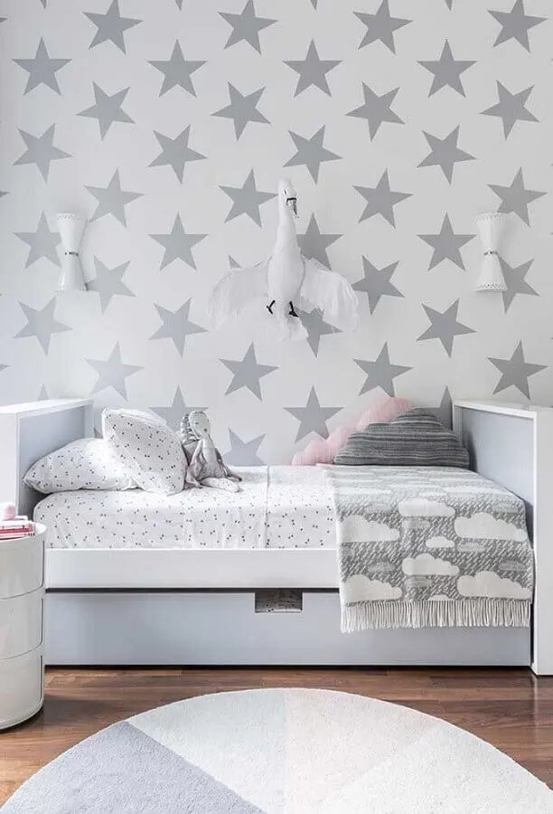 decoração de quarto infantil masculino com papel de parede de estrelas cinza Foto Pinterest