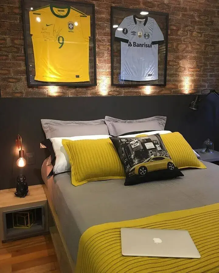 decoração de quarto masculino com camisetas de futebol Foto Laca Estúdio