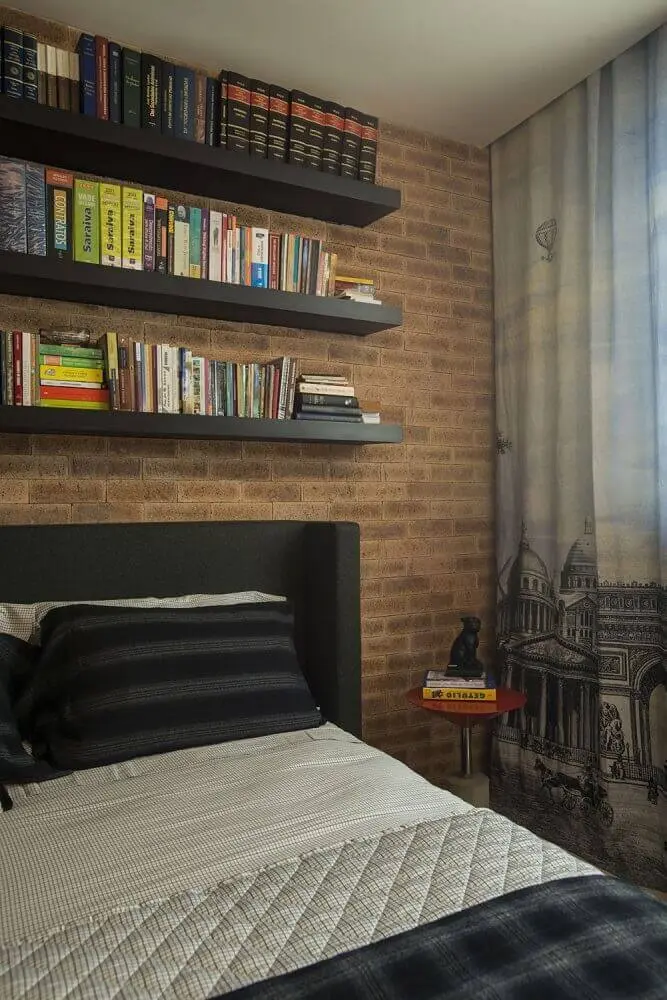 Decoração de quarto masculino com parede de tijolinho e prateleira de livros 