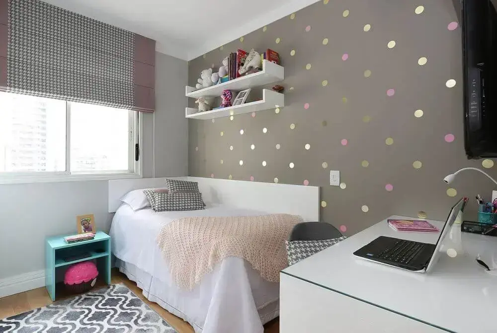 decoração delicada com papel de parede para quarto infantil com bolinhas coloridas