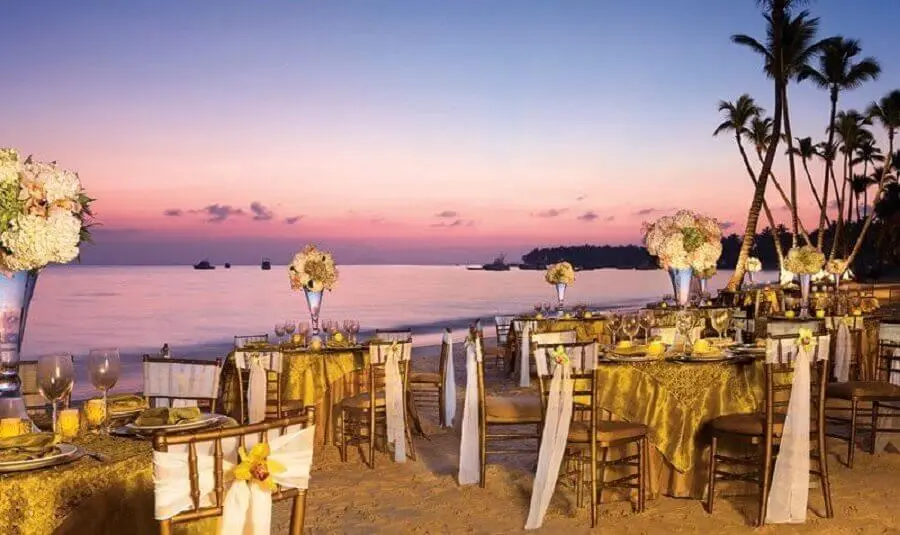 decoração dourada para mesas de casamento na praia