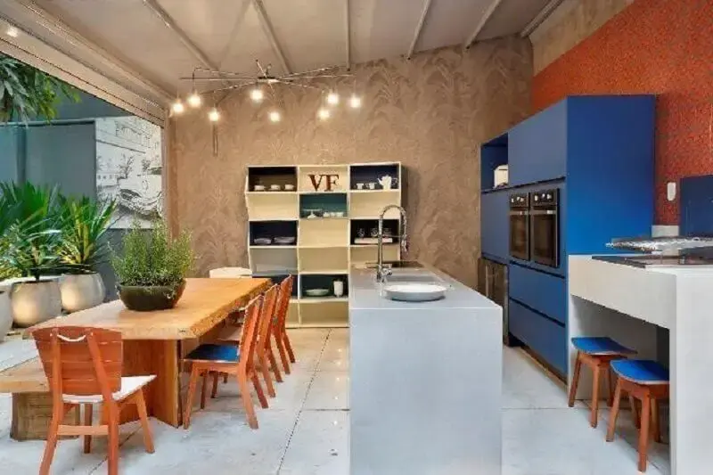decoração espaço gourmet com ilha e mesa de madeira Foto VF Archidesign