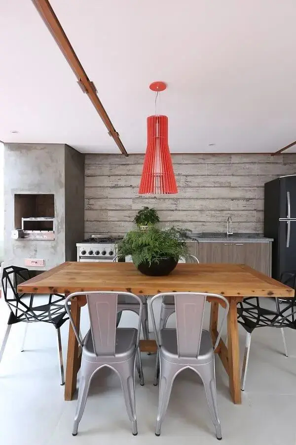 decoração estilo industrial para espaço gourmet com mesa de madeira e cimento queimado Foto Antonio Armando de Araujo