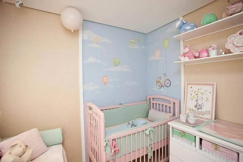 decoração lúdica com papel de parede infantil para quarto de bebê