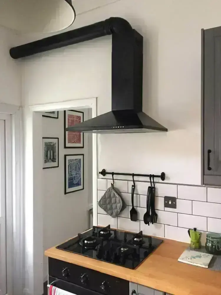 decoração minimalista em cozinha com coifa de parede preta