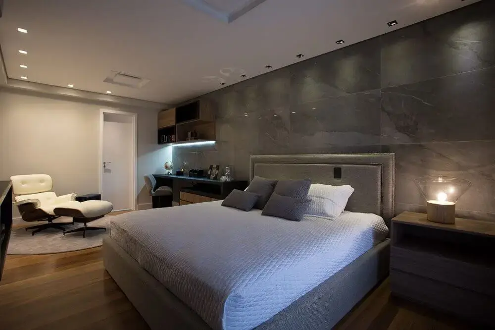 decoração moderna para quarto com cabeceira estofada casal cinza