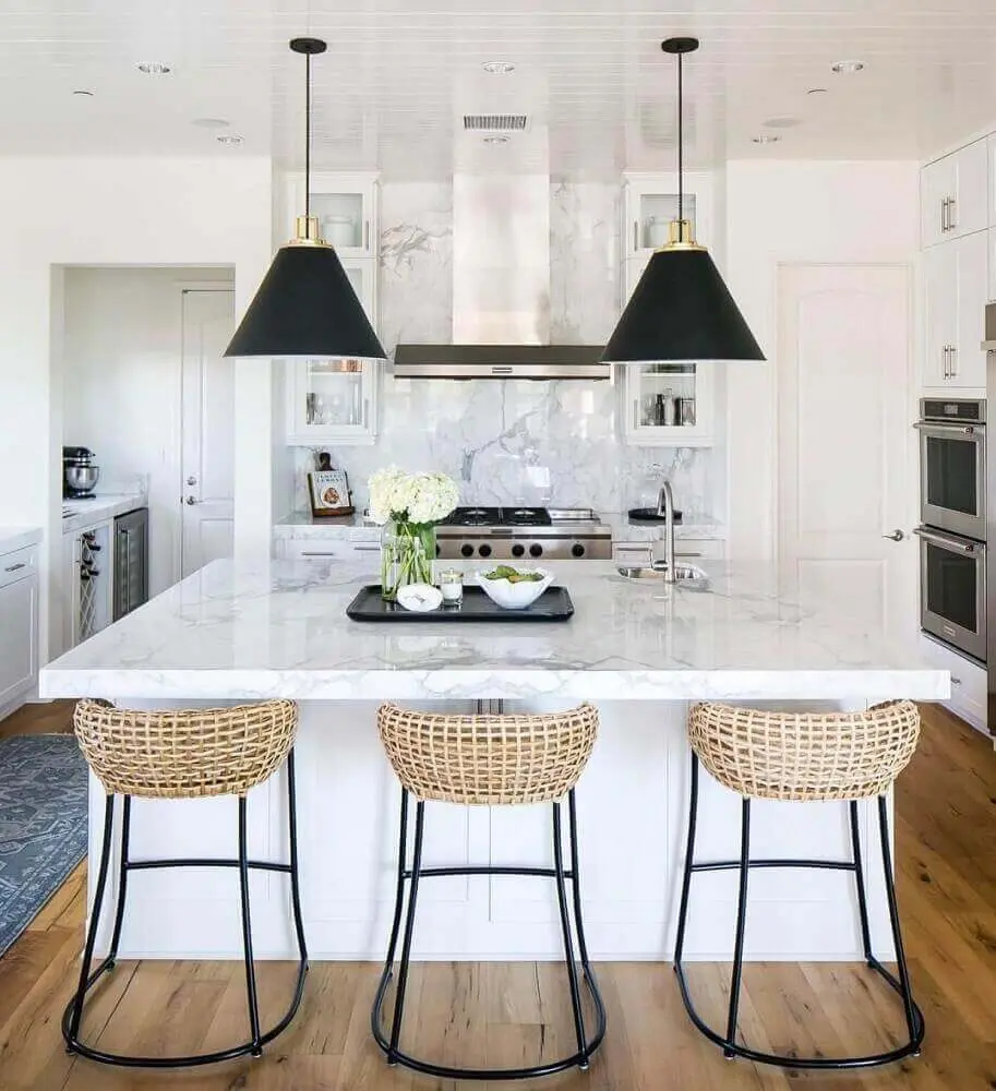 decoração para cozinha com pendentes pretos e banquetas para cozinha com fibras naturais Foto Kitchen Ideas