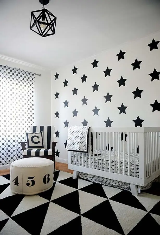decoração preto e branca com papel de parede para quarto de bebê com desenhos de estrelas grandes Foto Frenchy Fancy