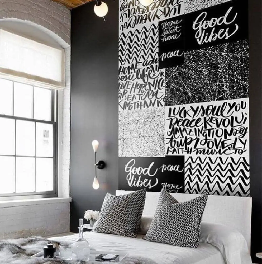 decoração preto e branco com papel de parede para quarto masculino
