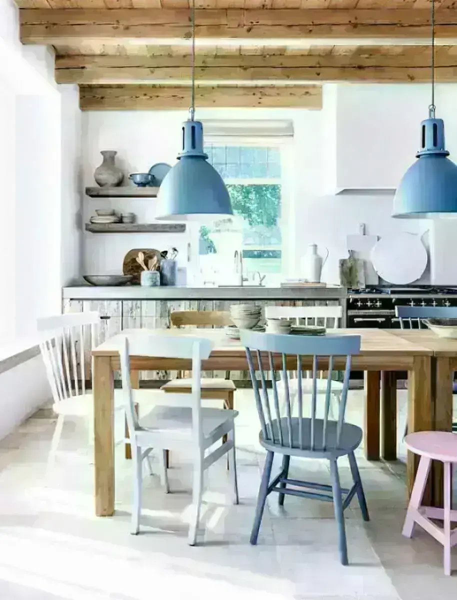 decoração simples com pendentes azuis para cozinha com cadeiras diferentes