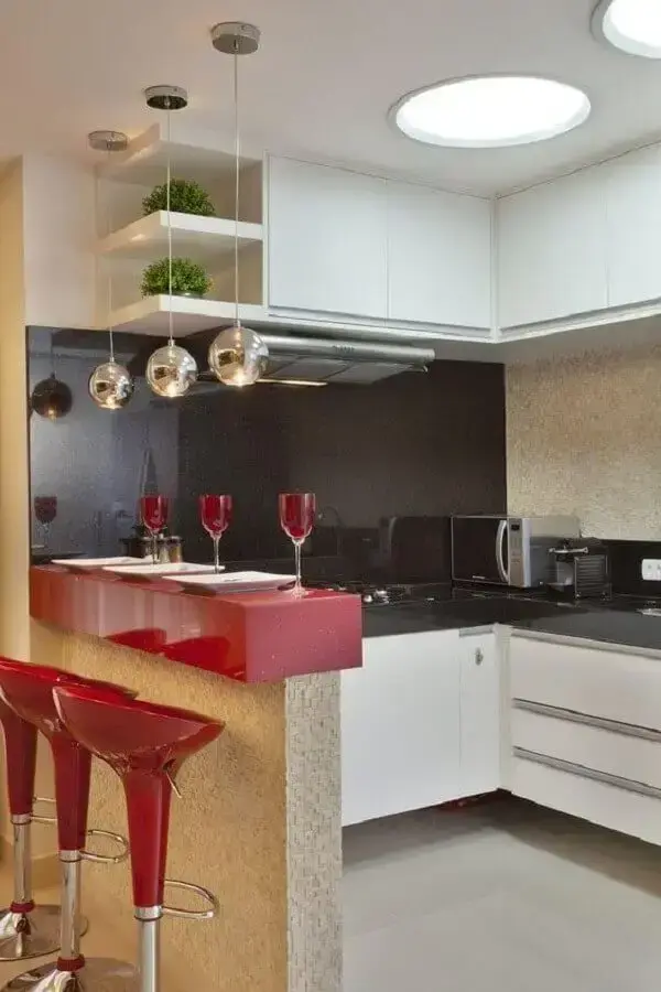 decoração simples com pendentes para cozinha com bancada vermelha Foto Pinterest