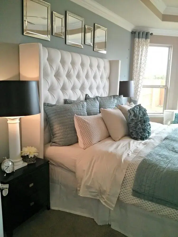 decoração sofisticada para quarto com espelho bisotado e cabeceira estofada branca Foto Wall art decorative