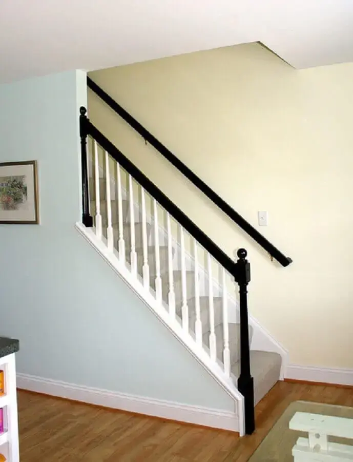 escada branca com corrimão preto
