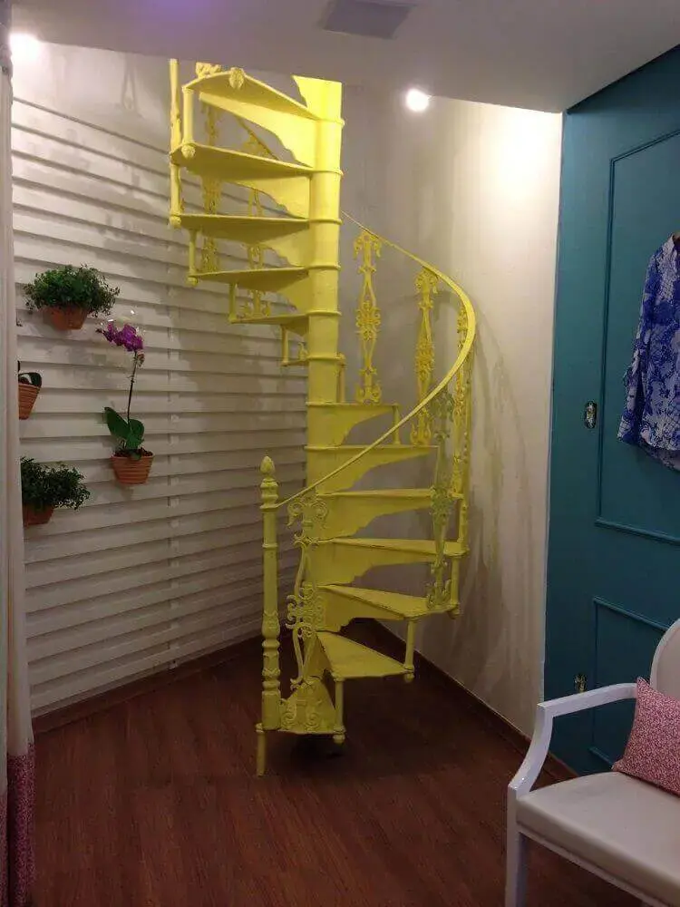 escada caracol com corrimão de ferro pintado de amarelo