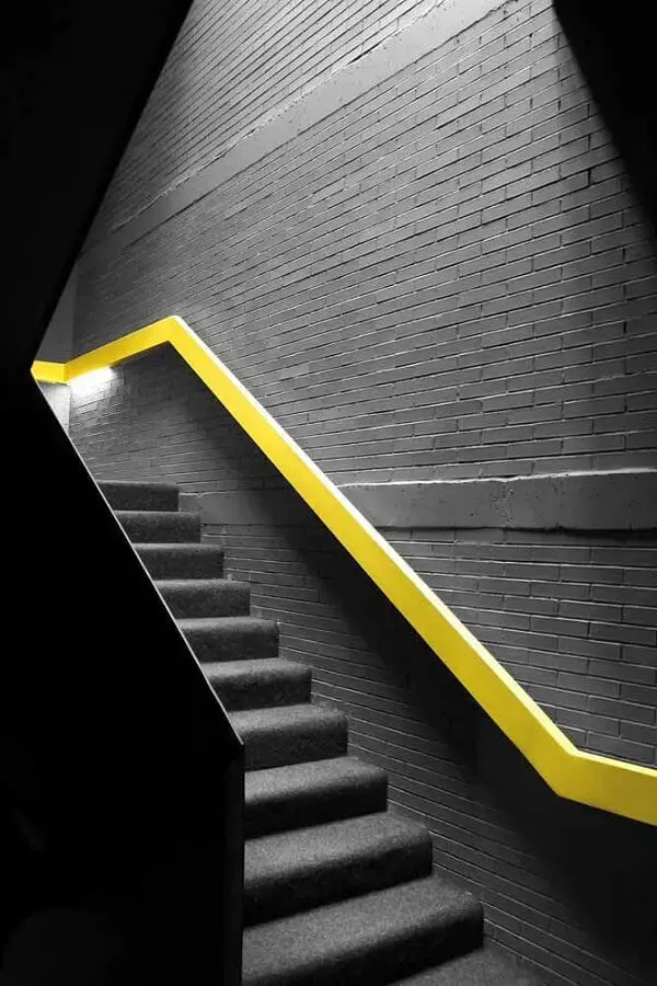 escada cinza com corrimão amarelo Foto Pinterest