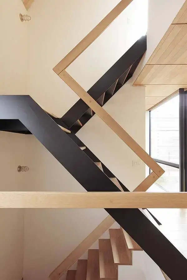 escada de ferro com corrimão de madeira Foto Webcomunica