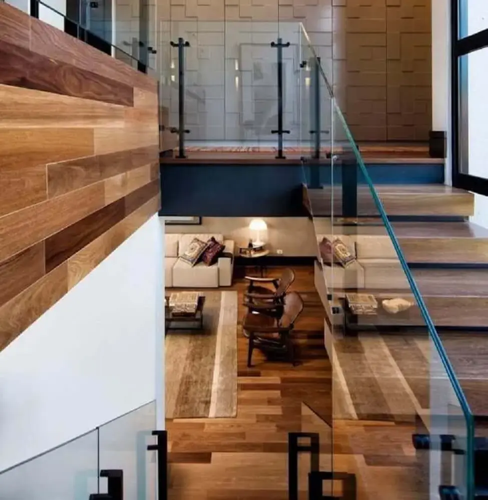 escada de madeira com corrimão de vidro