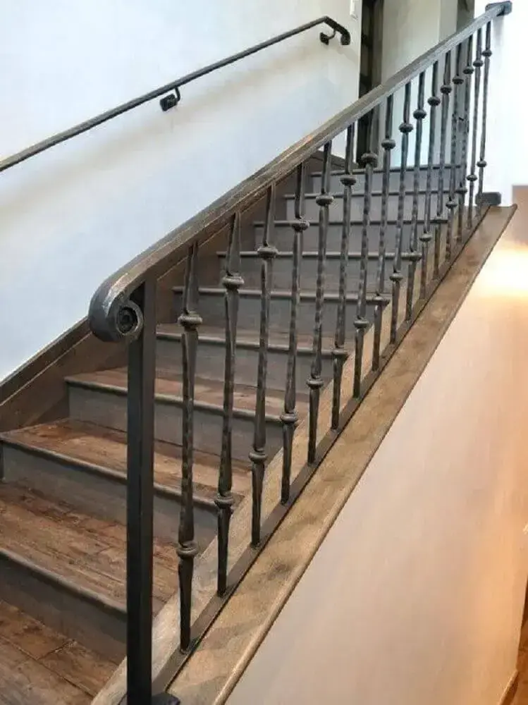 escada de madeira com guarda corpo e corrimão de ferro