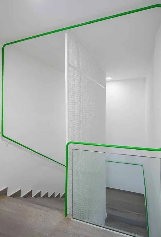 escada simples com corrimão verde limão Foto Pinterest