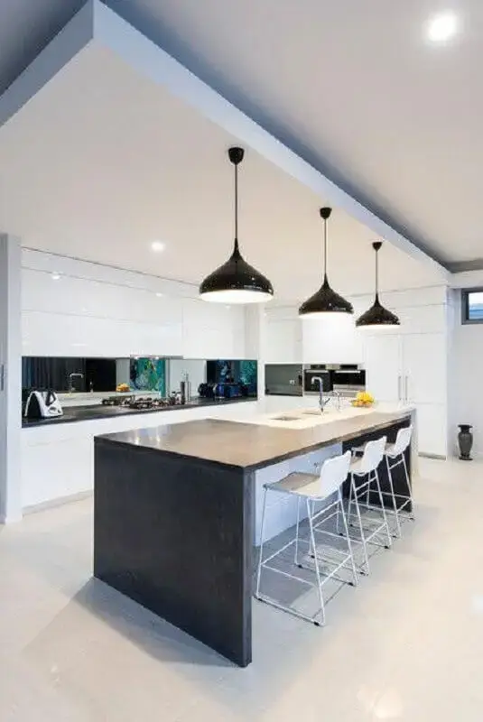 espaço gourmet todo branco decorado com luminárias pretas Foto Stuart Osman Building Designs