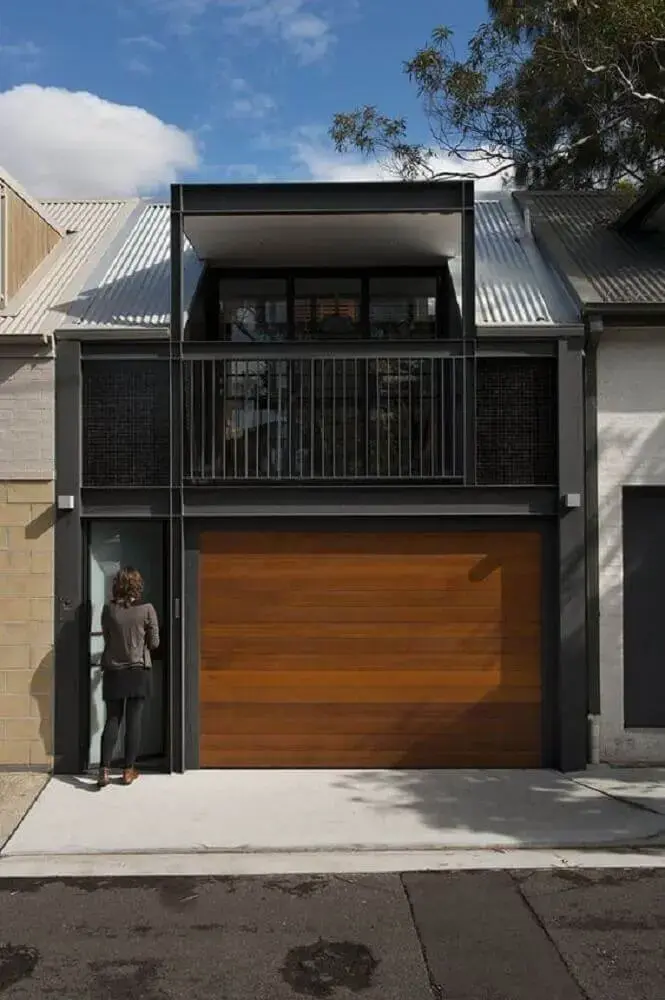 Imagem de arquitetura de uma casa, detalhes da porta com pequena grade.