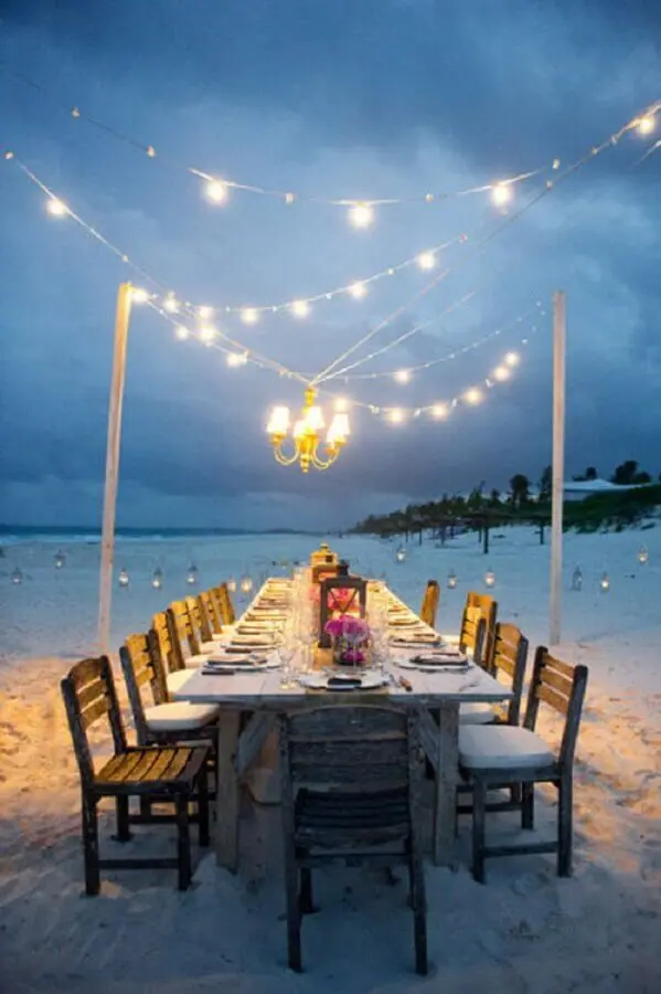 iluminação aconchegante para casamento na praia de noite