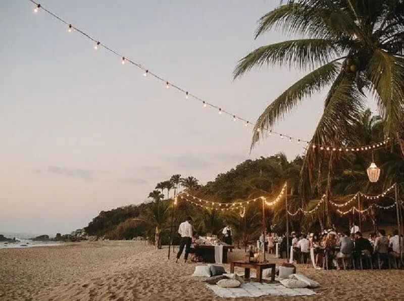 iluminação para casamento na praia de noite