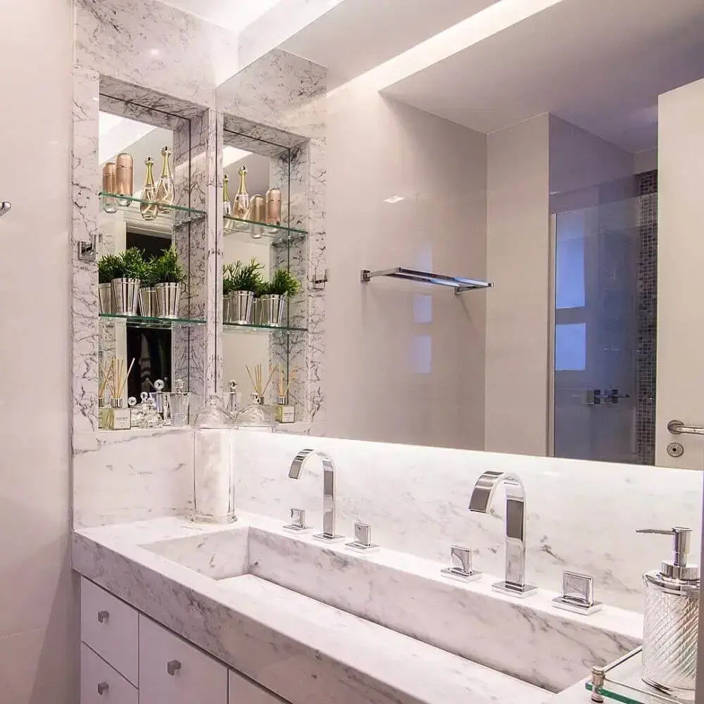 lindo banheiro com nicho de mármore