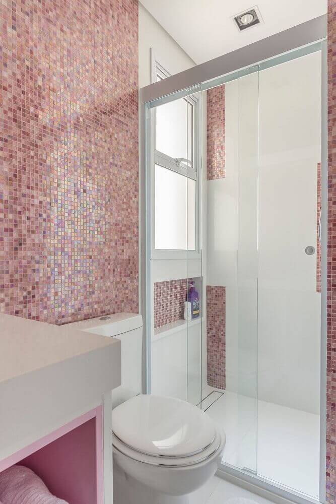 modelo de banheiro com pastilha cor de rosa