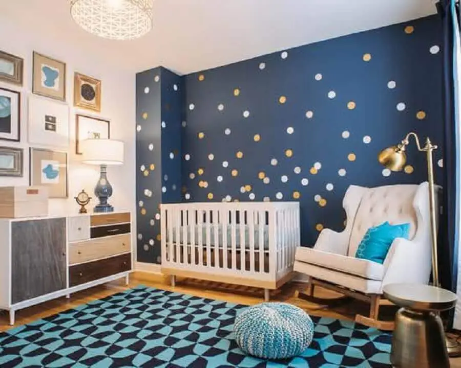 modelo de papel de parede para quarto de bebê com estampa de bolinhas
