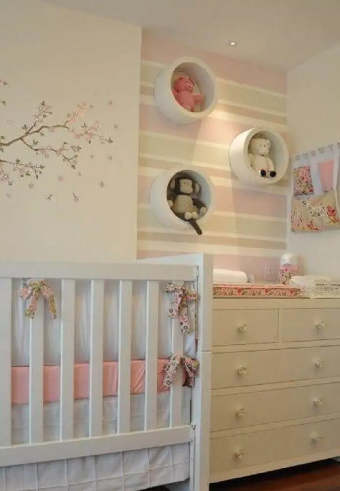 papel de parede listrado para quarto de bebê feminino