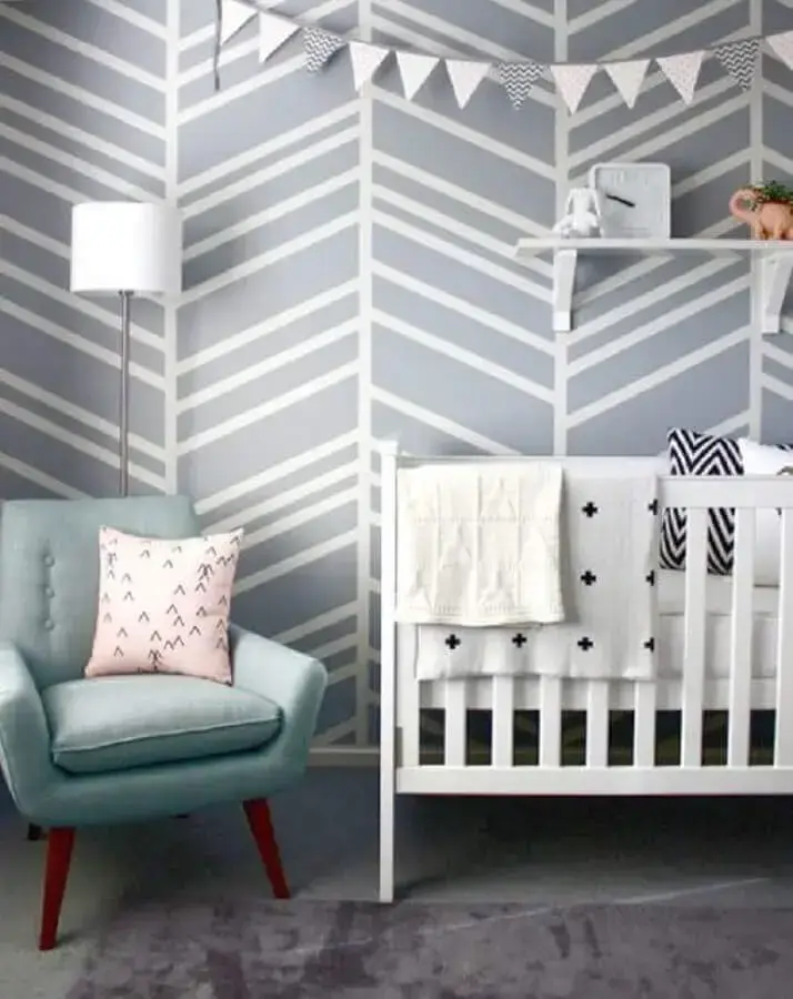papel de parede para quarto de bebê com decoração neutra
