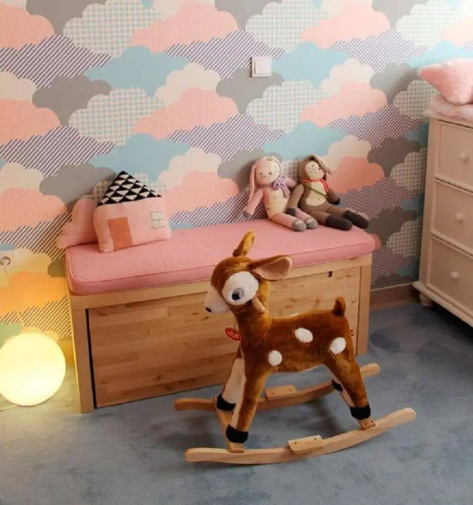 papel de parede para quarto de bebê com estampa de nuvens coloridas