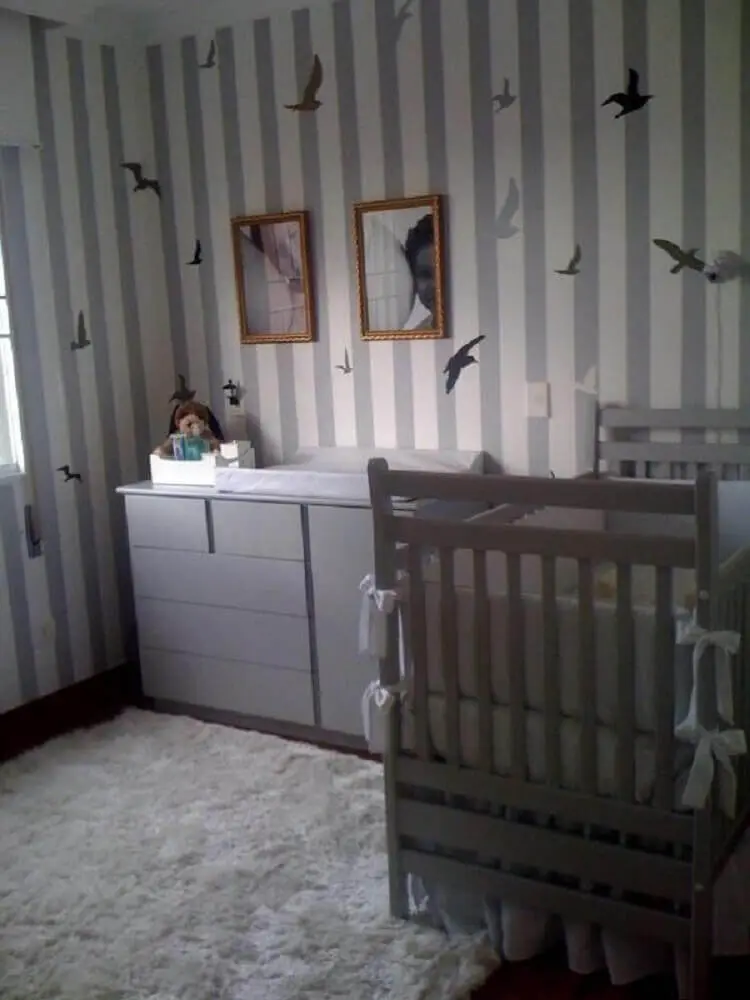 papel de parede para quarto de bebê com estampa listrada e pássaros