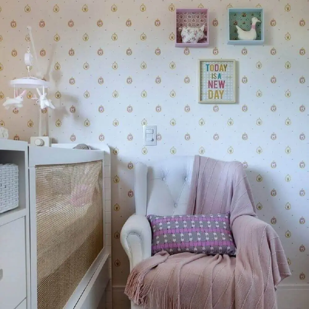 papel de parede para quarto de bebê feminino com estampa de coroa